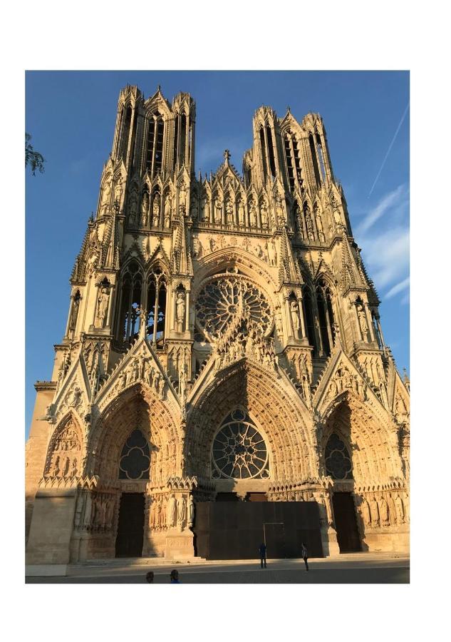 Suite Du Crypto - Vue Imprenable Sur La Place Du Forum Reims Esterno foto