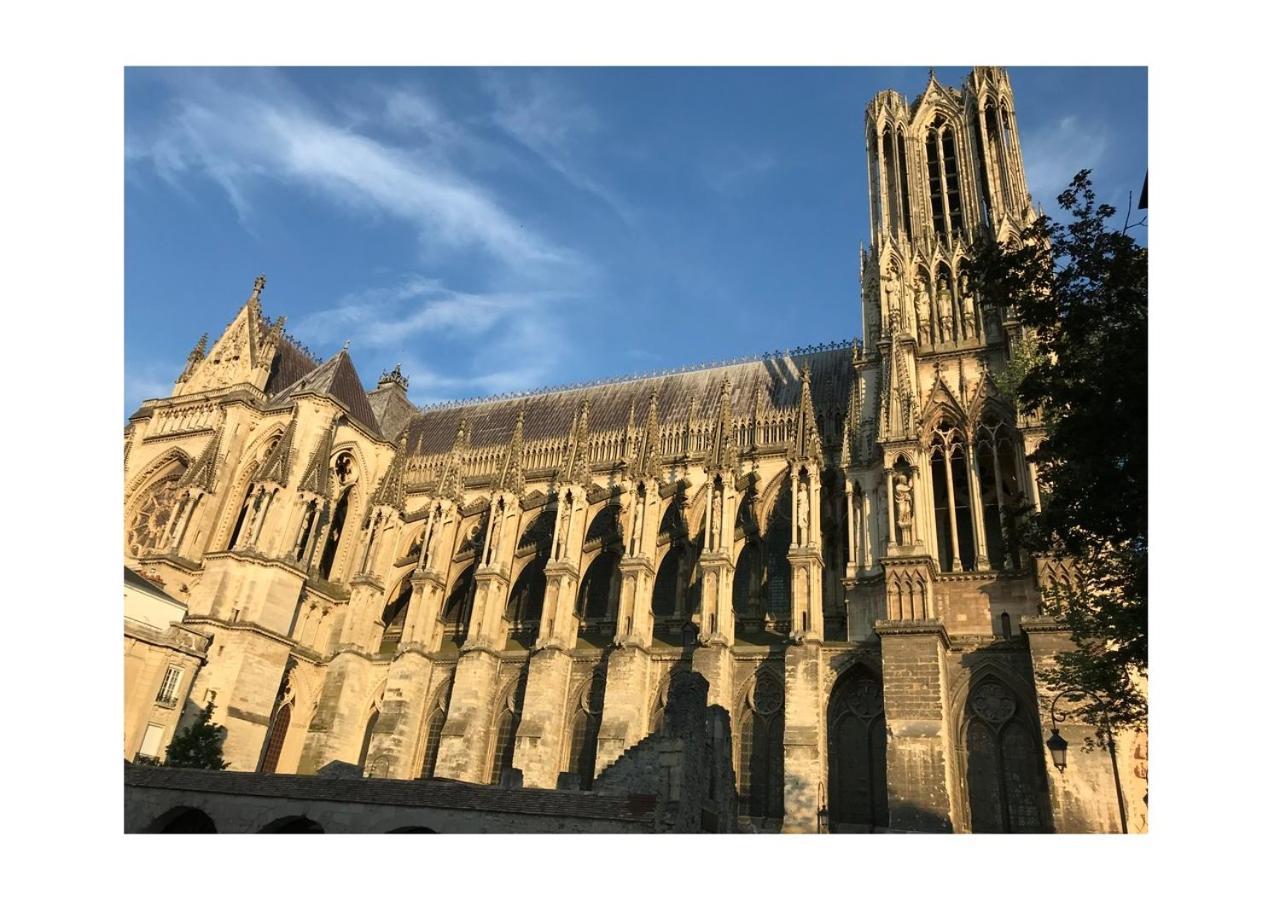 Suite Du Crypto - Vue Imprenable Sur La Place Du Forum Reims Esterno foto